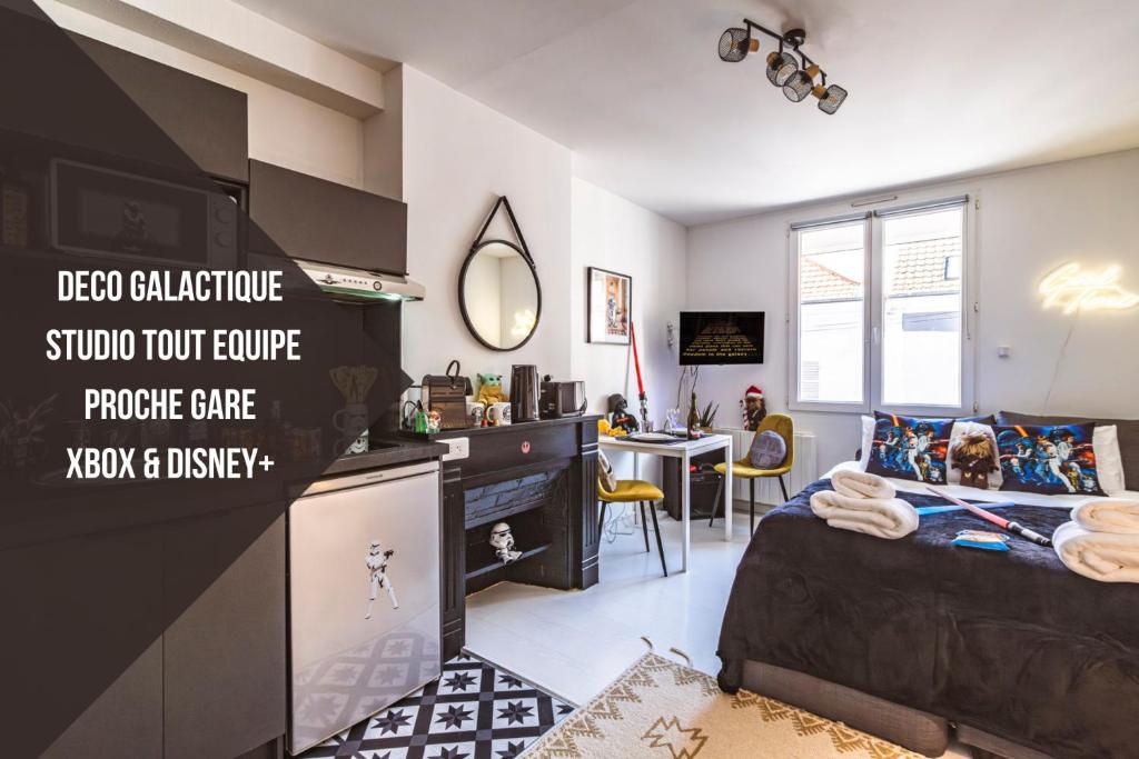 une chambre avec un lit et un bureau dans une pièce dans l'établissement ExploreReims - Studio intergalactique chic proche gare/centre, à Reims