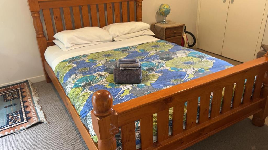 Postel nebo postele na pokoji v ubytování 1 Queen Bed and 1 Sofa Bed, Studio B, 25 Glenfell Place, Epsom, Auckland
