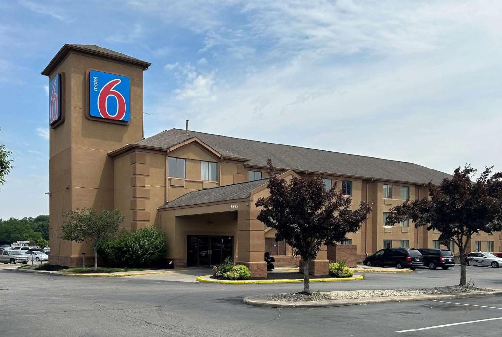 un hotel con un cartel en la parte superior de un edificio en Motel 6-Indianapolis, IN - Airport, en Indianápolis