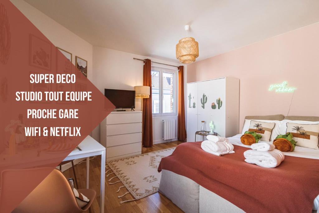 1 dormitorio con 1 cama con toallas en ExploreReims - California Dream studio proche gare/centre, en Reims