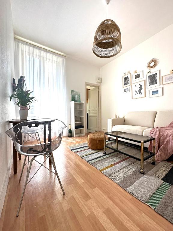 un salon avec un canapé et une table dans l'établissement La Petite Rémoise - Hyper Centre, à Reims