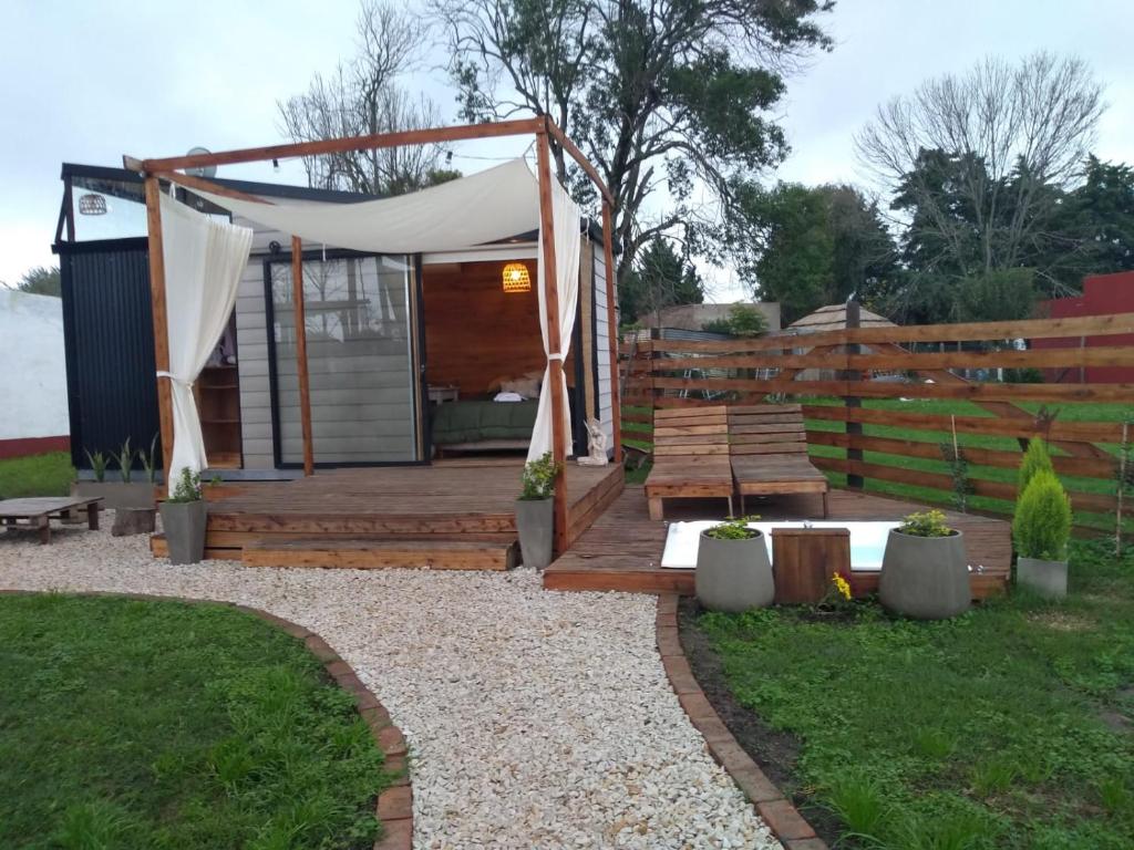 un kiosque avec un banc et une clôture dans l'établissement Modo tiny relax spa, à Duggan