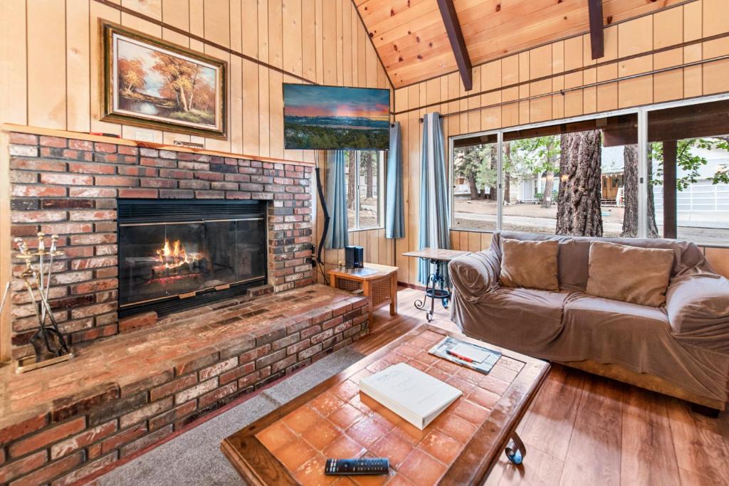 Et opholdsområde på Bear Crossing - Walk to Snow Summit! Visit this charming mountain home compete with foosball table