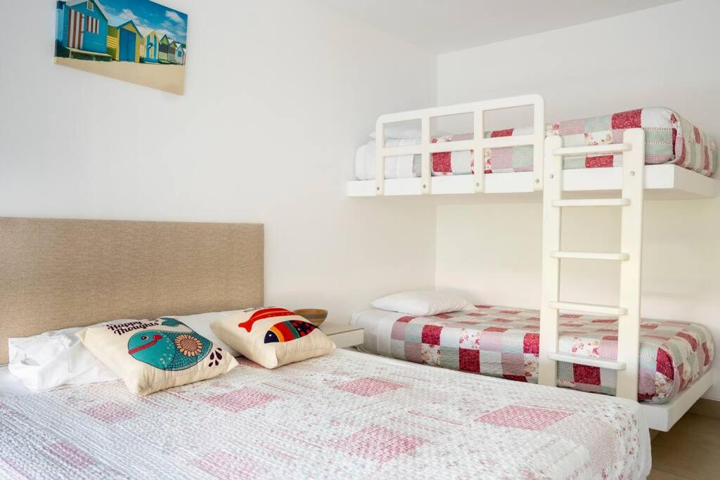 two beds in a room with a bunk bed at Casa de Playa con Piscina Exclusiva in Pisco