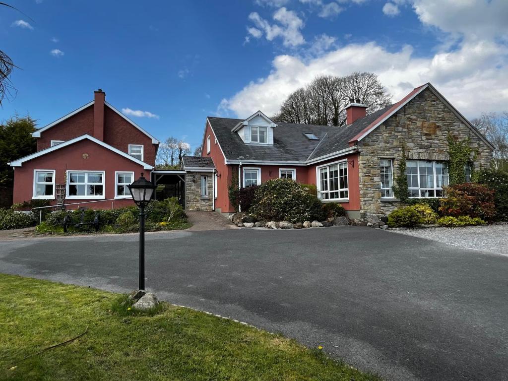 una casa con una entrada delante de ella en Living Waters Retreat, en Donegal