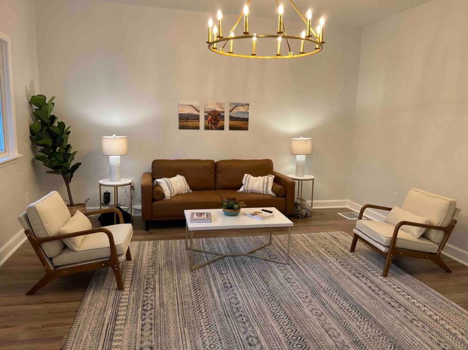 - un salon avec un canapé et deux chaises dans l'établissement Beautiful Updated House, 
