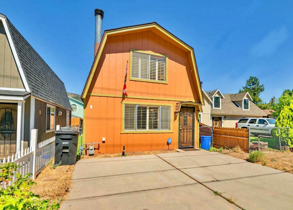 Bear Hideout Walk to Big Bear Snow Play! Walk to Oktoberfest! Perfect