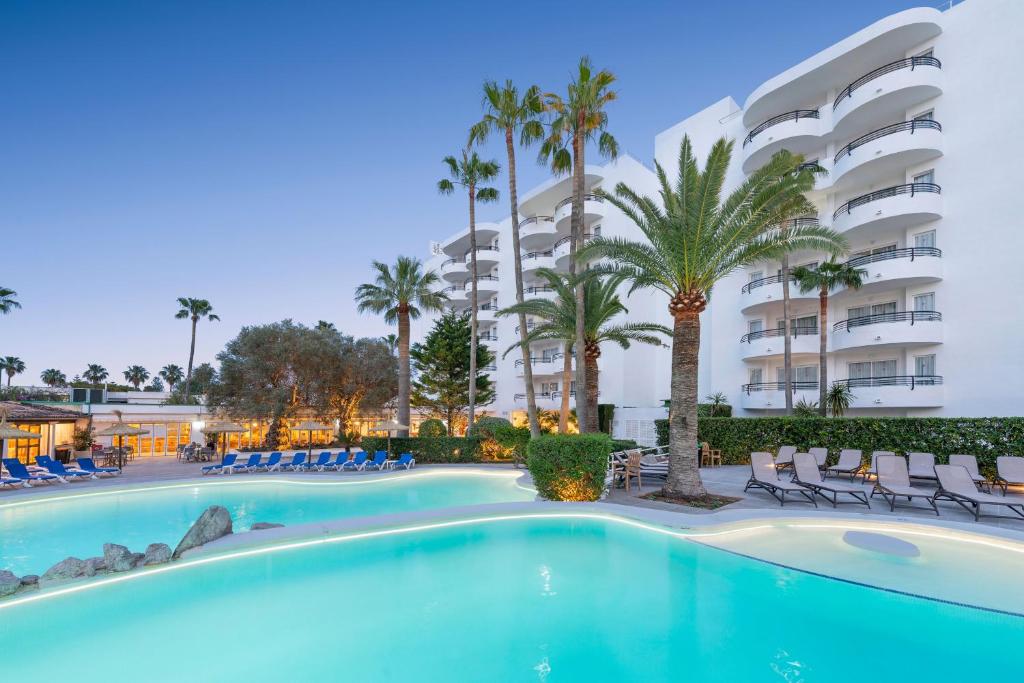 Bazén v ubytování Alcudia Beach Apartments nebo v jeho okolí