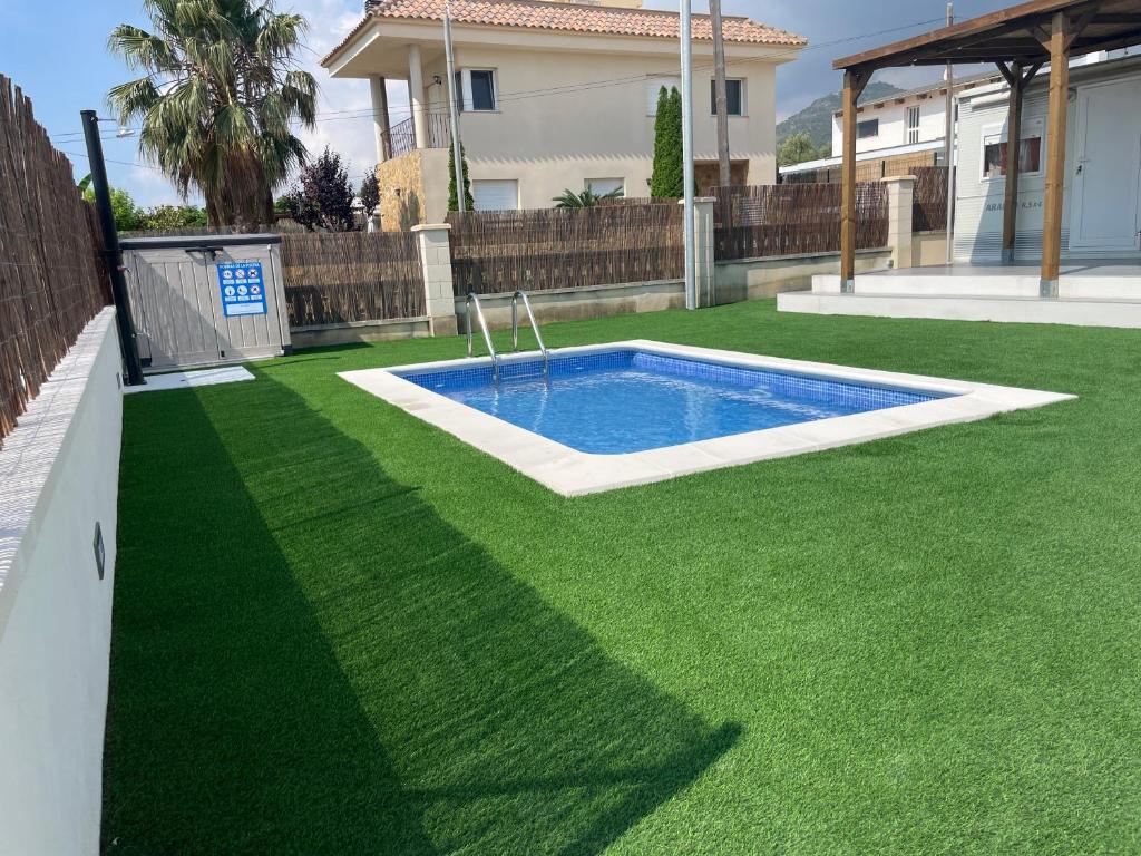 Bazén v ubytovaní Chalet-home familiar "CAL DENVER" "Pet friendly" alebo v jeho blízkosti