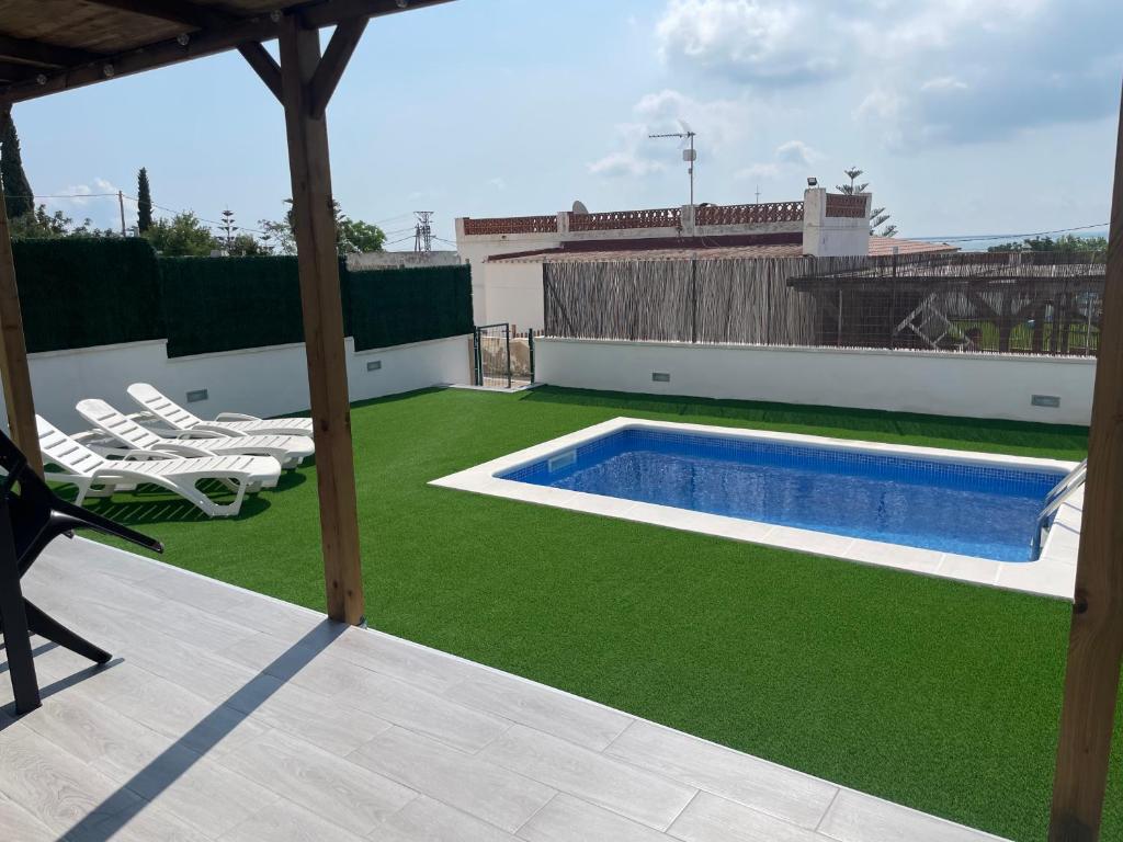 Bazén v ubytovaní Chalet-home familiar "CAL DENVER" "Pet friendly" alebo v jeho blízkosti