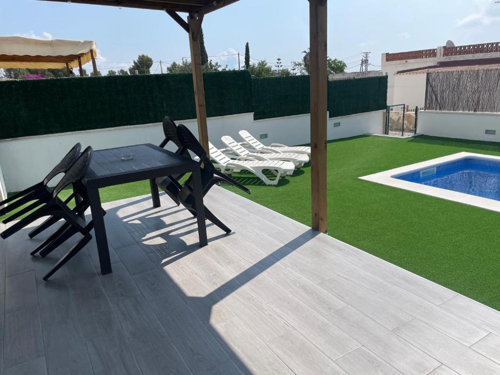 Bazén v ubytovaní Chalet-home familiar "CAL DENVER" "Pet friendly" alebo v jeho blízkosti