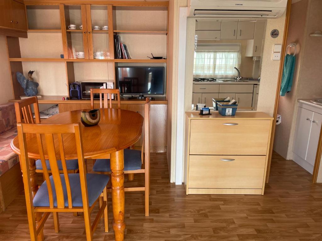 Kuchyňa alebo kuchynka v ubytovaní Chalet-home familiar "CAL DENVER" "Pet friendly"
