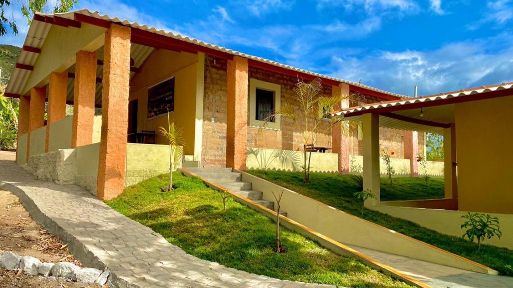 a house with a walkway in front of it at Pousada Serra do Camulengo in Barra da Estiva