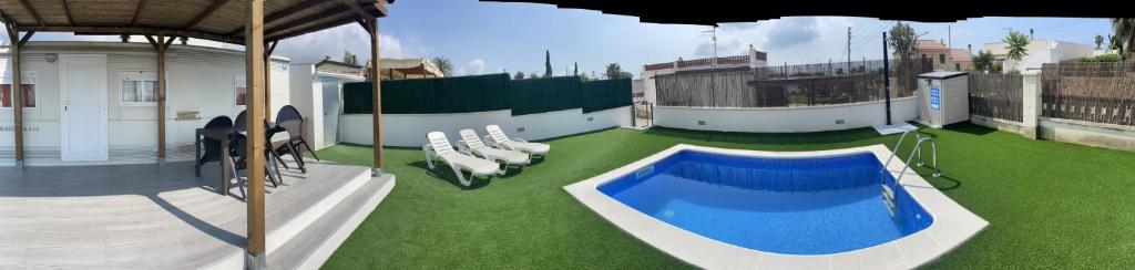 Bazén v ubytovaní Chalet-home familiar "CAL DENVER" "Pet friendly" alebo v jeho blízkosti