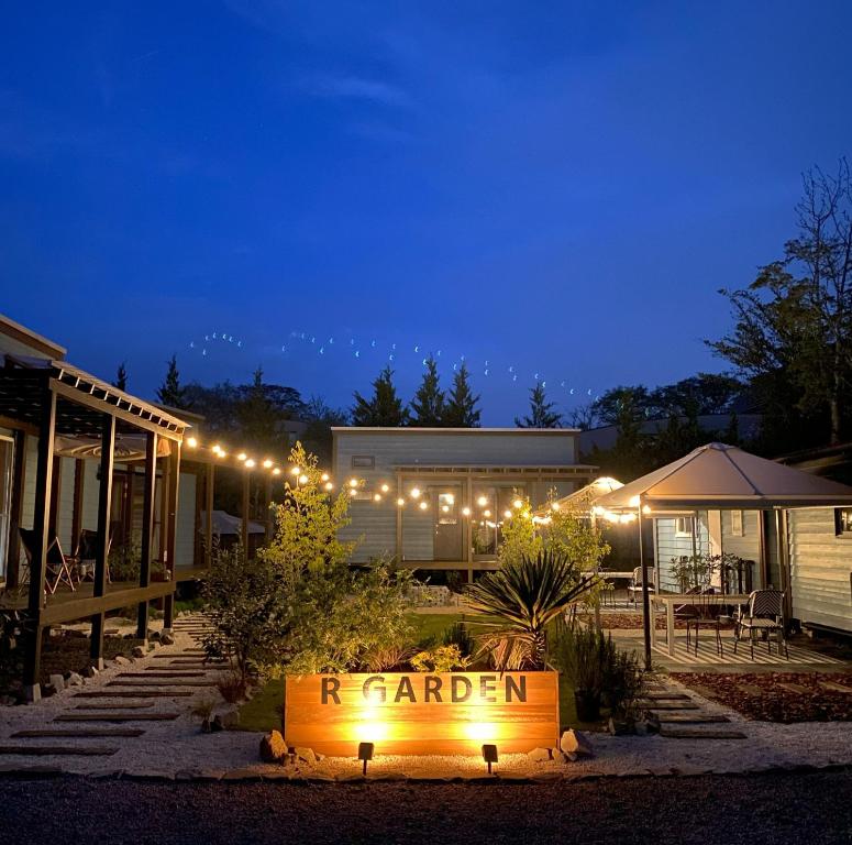 uma casa com um jardim iluminado à noite em R Garden em Yamanakako