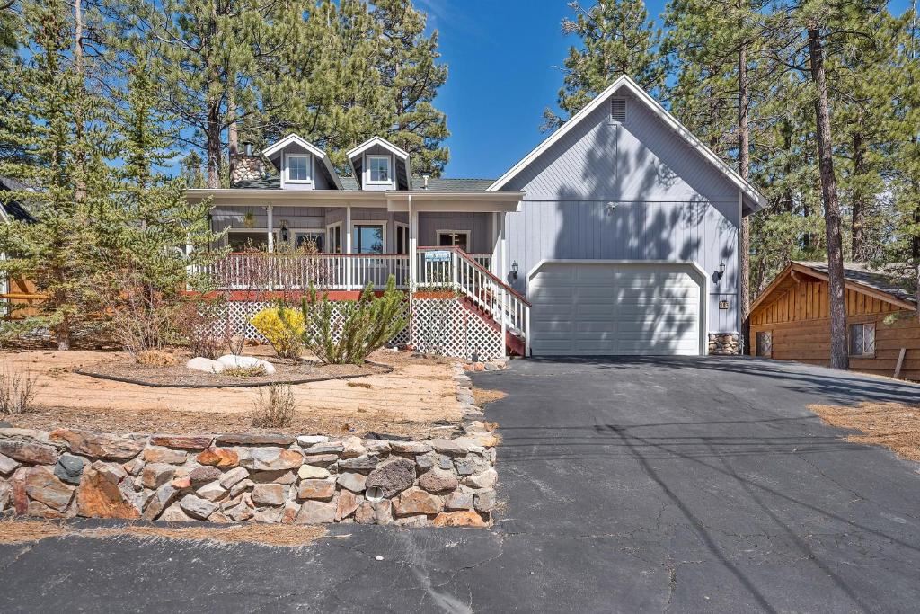 una casa con una entrada para autos en frente de ella en Serenity Knoll - Comfortable, spacious single-level cabin! Newly remodeled! Hot Tub and Pool Table!, en Big Bear Lake