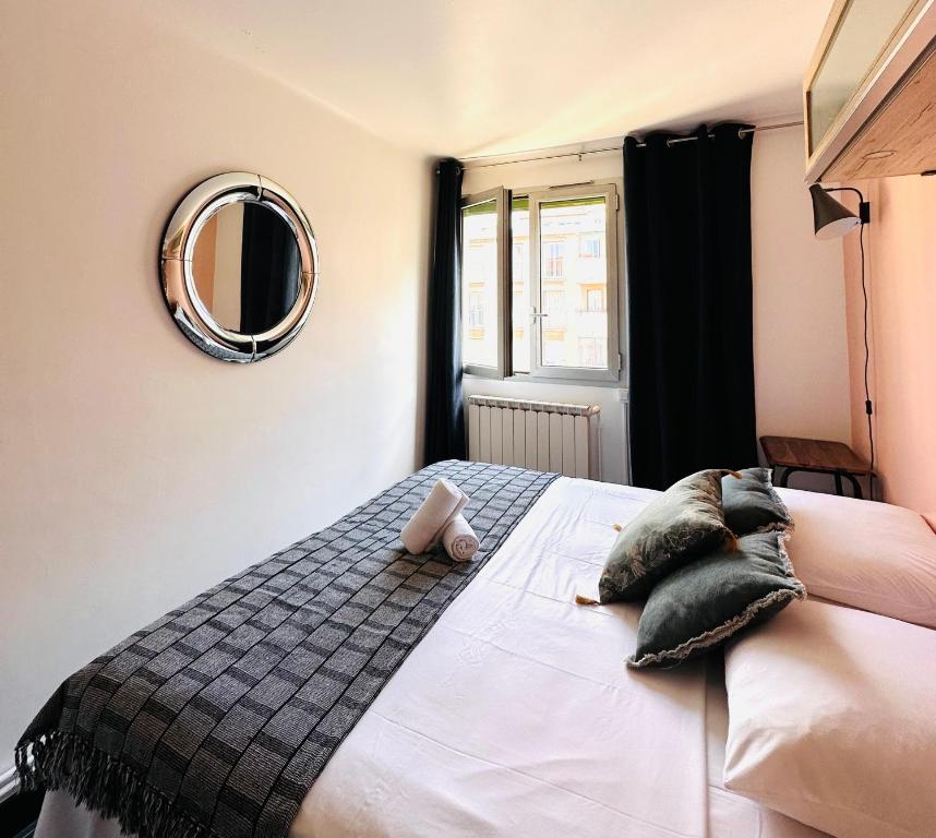 Een bed of bedden in een kamer bij Le cocon de l’abbaye