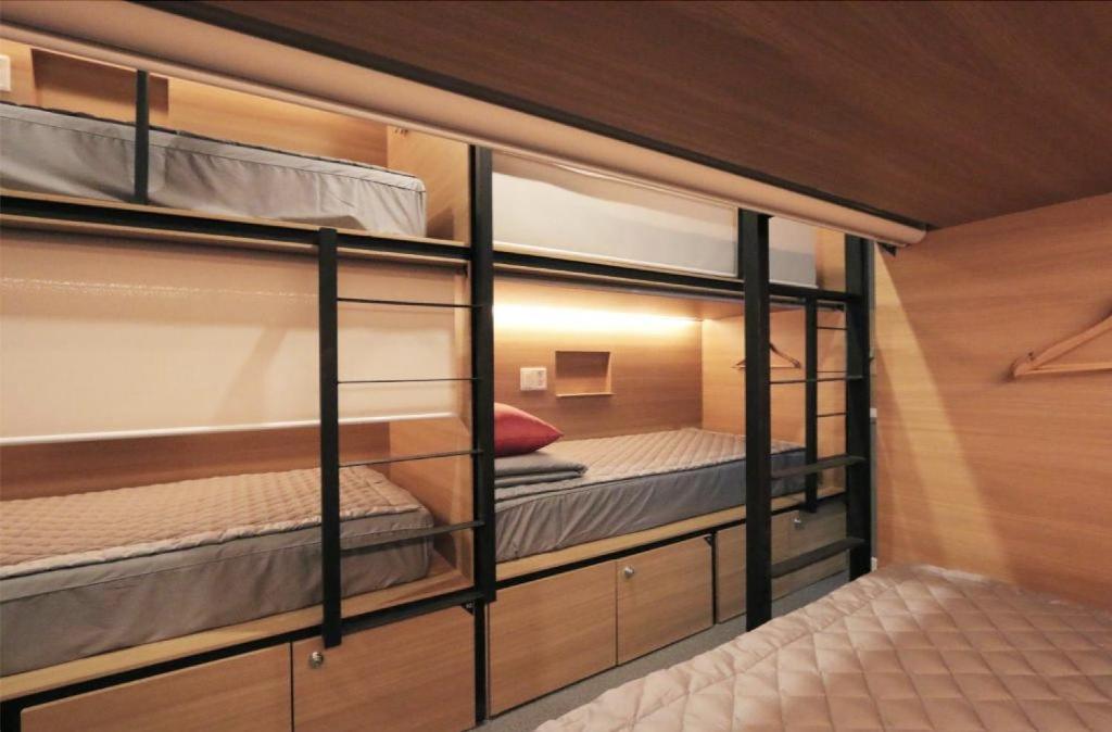 Двох'ярусне ліжко або двоярусні ліжка в номері Blueboat Hostel Jeonju