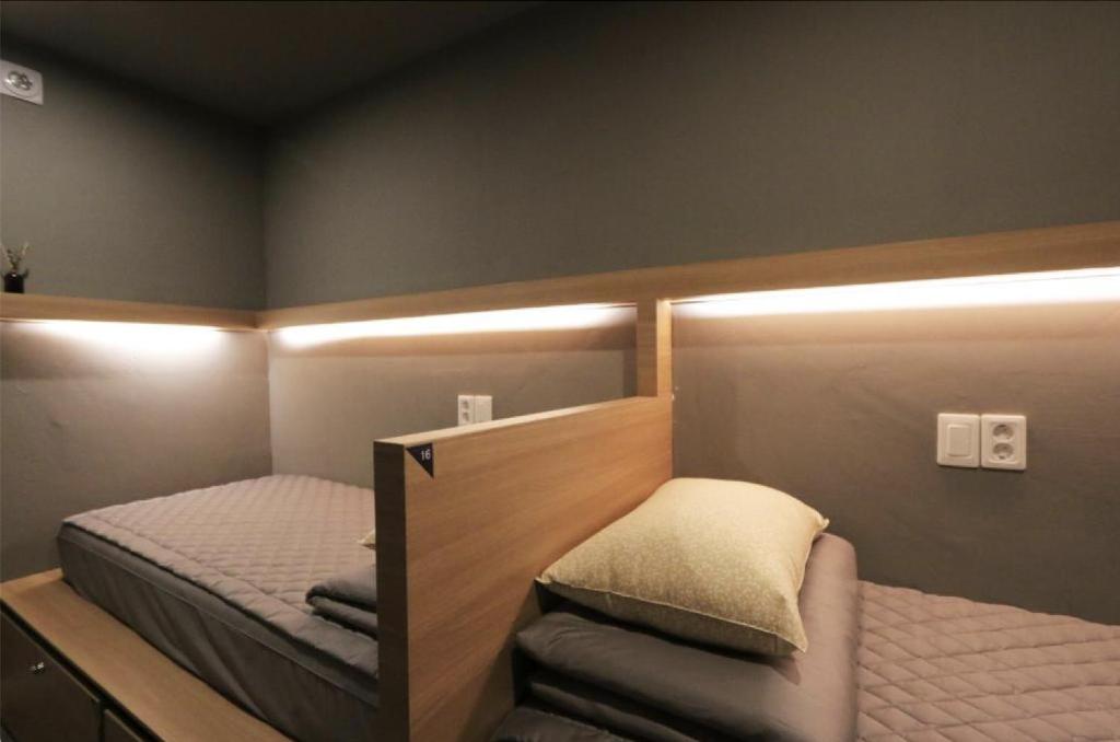 Postel nebo postele na pokoji v ubytování Blueboat Hostel Jeonju