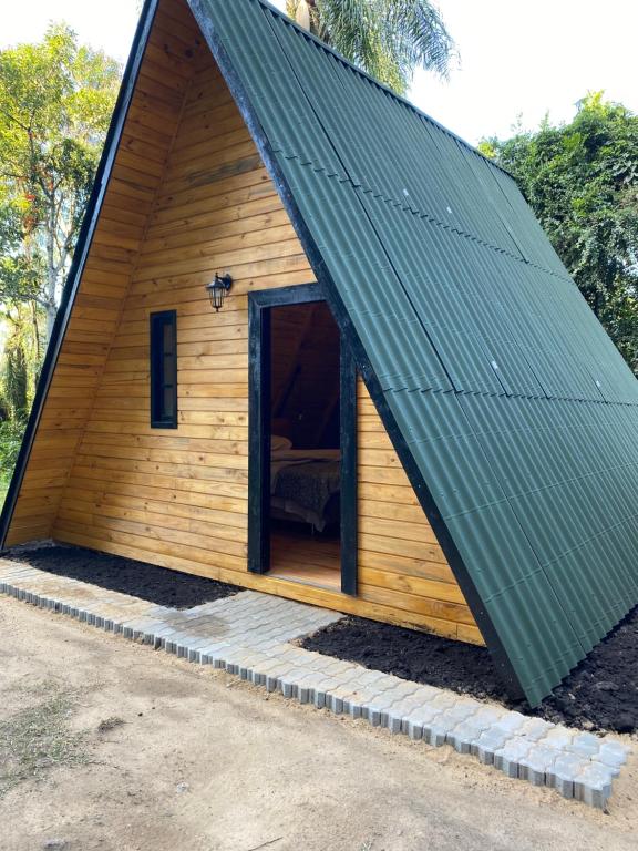 een grote houten hut met een schuin dak bij Cabana Nova Petrópolis in Nova Petrópolis