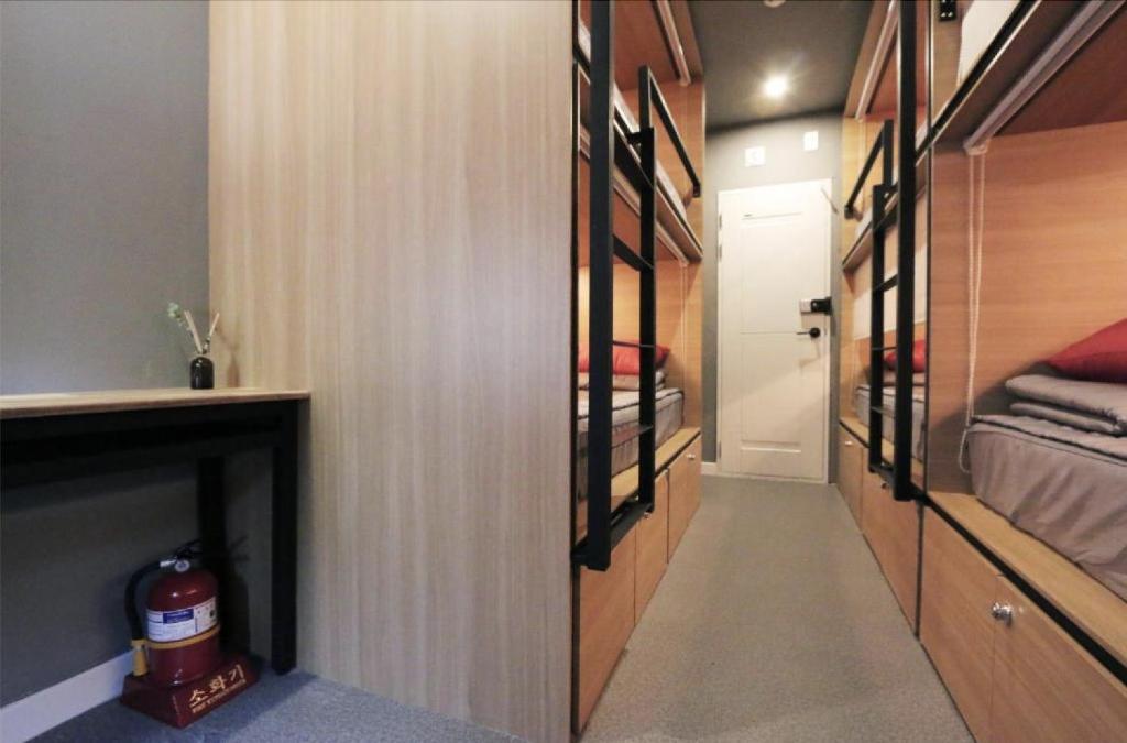 Postel nebo postele na pokoji v ubytování Blueboat Hostel Jeonju