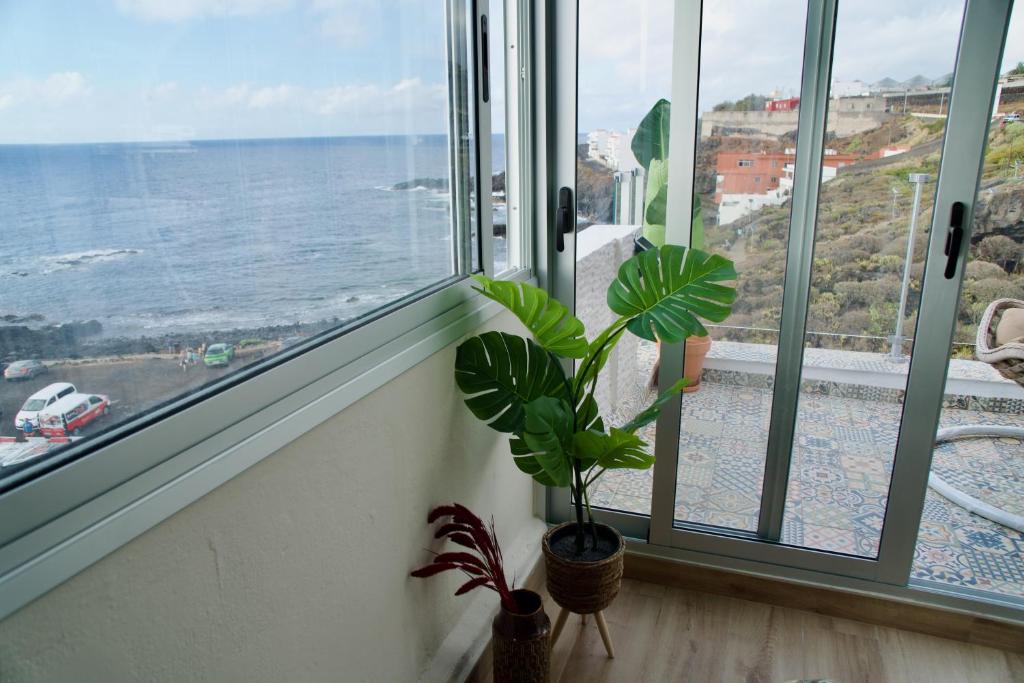 Cette chambre dispose d'une fenêtre offrant une vue sur l'océan. dans l'établissement El estudio de Jessica, à La Laguna