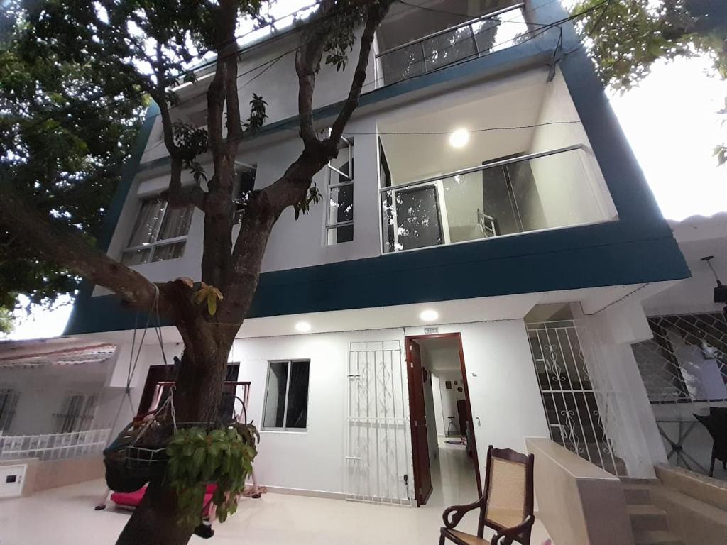 una casa con un árbol delante de ella en Apartaestudio Cartagena 4P, en Cartagena de Indias