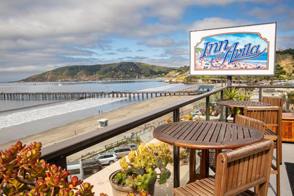 - Balcón con mesa y sillas y vistas a la playa en Inn At Avila Beach, en Avila Beach