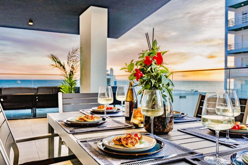 Luxurious Beachside Apartment with Pool & Seaview, Quarteira (updated ...