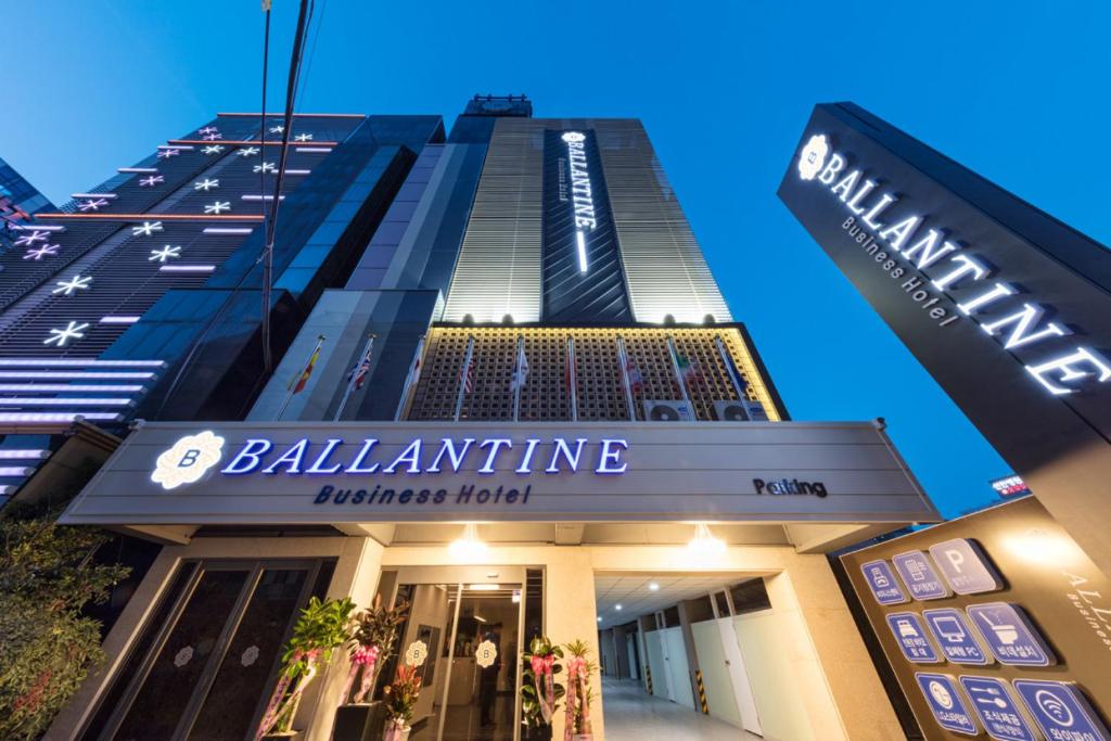 光州にあるBallantine Business Hotelのバランタンのビジネスホテルと書かれた看板のある建物