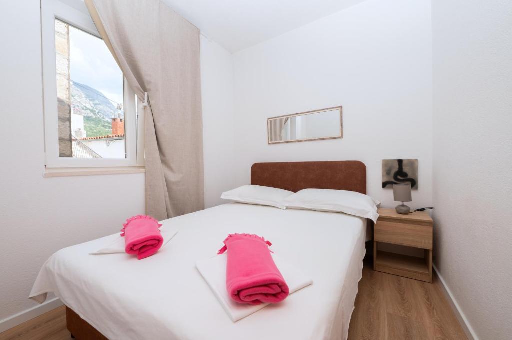 מיטה או מיטות בחדר ב-Apartments by the sea Makarska - 21425
