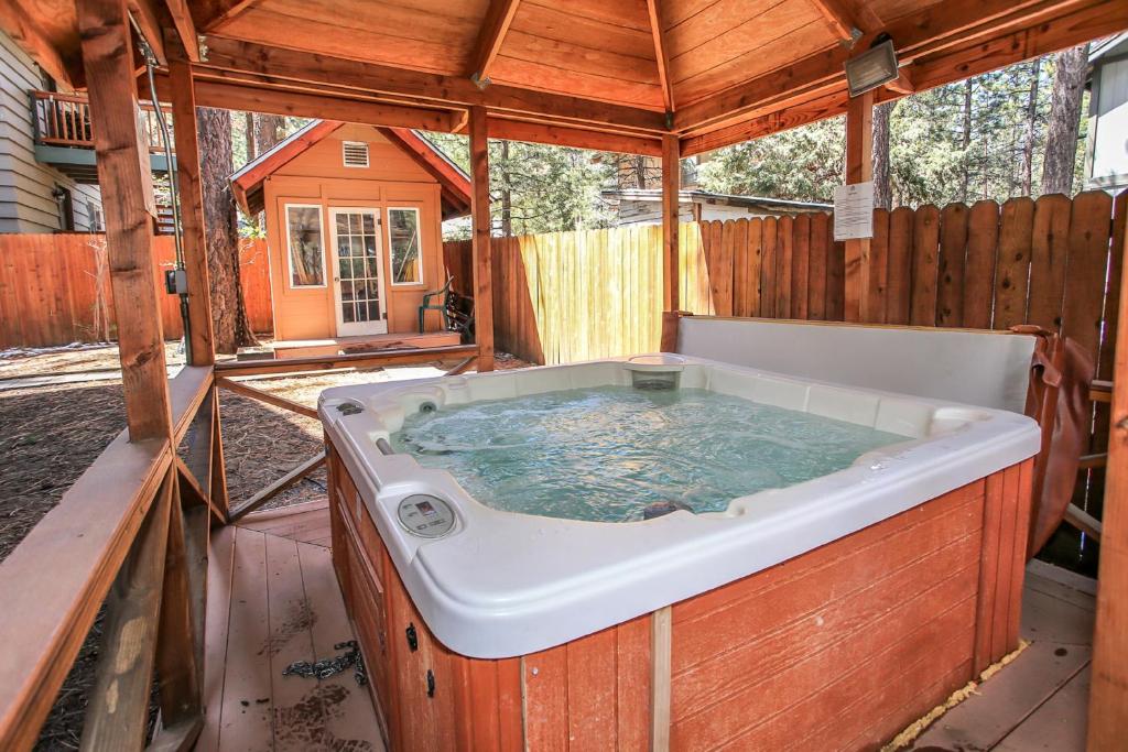 Summit Escape Lodge Rustic cabin with a hot tub and barbecue! Wood