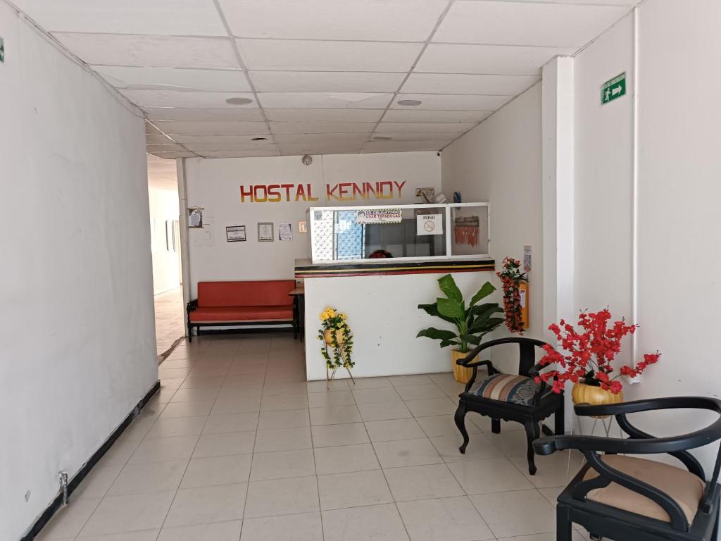 um corredor de um hospital com uma sala de espera em hostal k em Valledupar