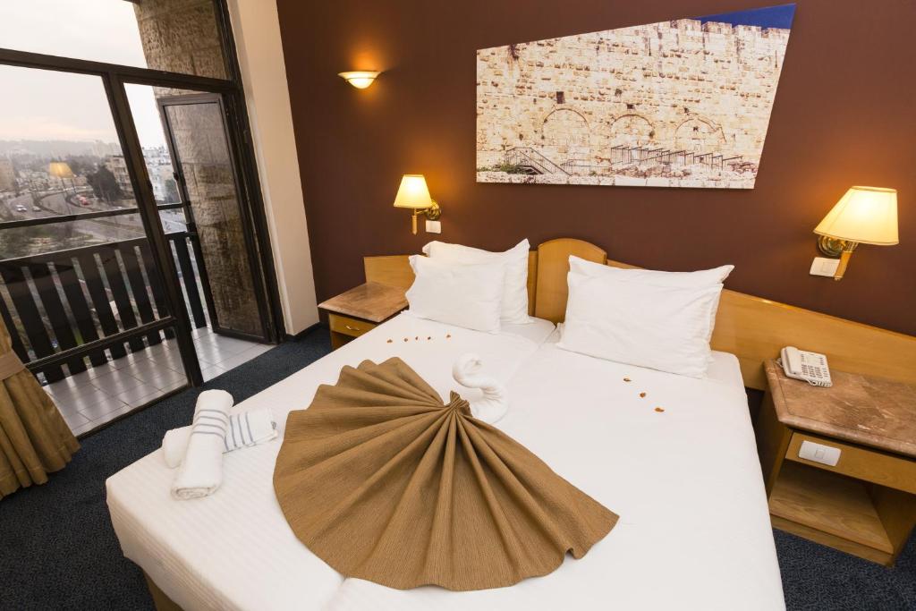Postel nebo postele na pokoji v ubytování Jerusalem Gardens Hotel