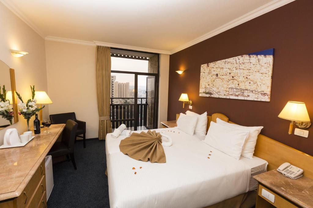Postel nebo postele na pokoji v ubytování Jerusalem Gardens Hotel
