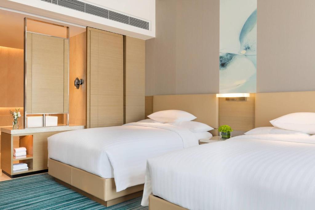 Postel nebo postele na pokoji v ubytování Courtyard by Marriott Shunde Longjiang, Near Furniture Fair