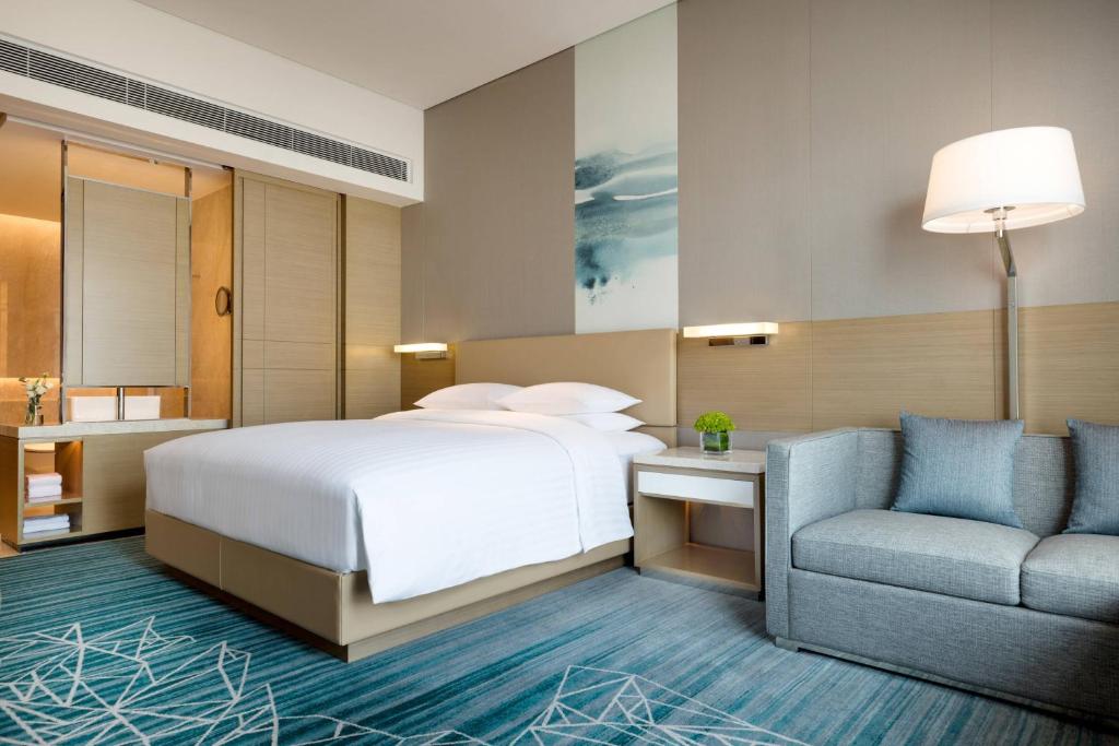 Postel nebo postele na pokoji v ubytování Courtyard by Marriott Shunde Longjiang, Near Furniture Fair