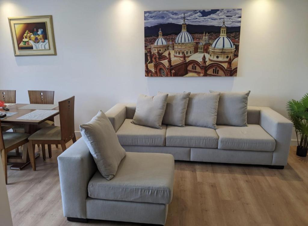 salon z kanapą i stołem w obiekcie Stunning 5th floor condo w/ scenic view near tran w mieście Cuenca