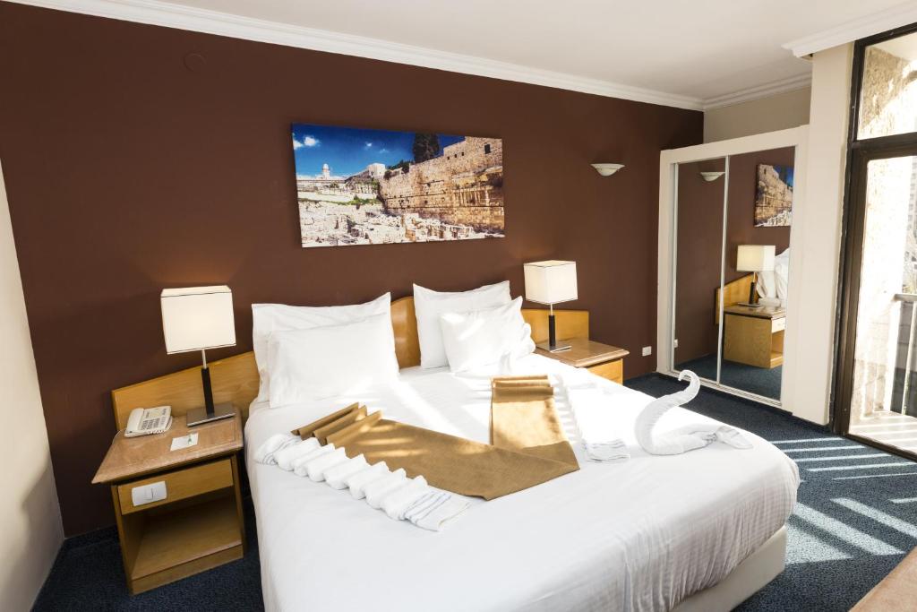 Postel nebo postele na pokoji v ubytování Jerusalem Gardens Hotel