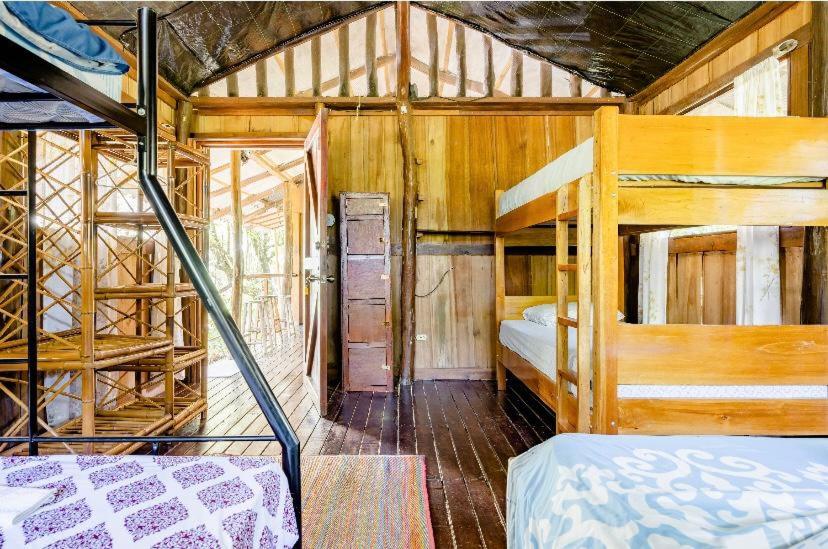 Postel nebo postele na pokoji v ubytování Luminosa Uvita Hostel