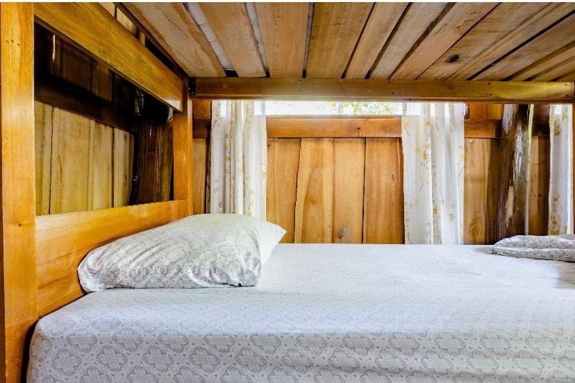 Postel nebo postele na pokoji v ubytování Luminosa Uvita Hostel