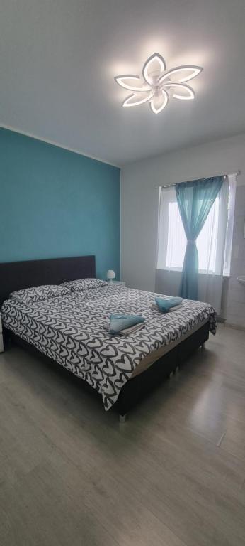 1 dormitorio con 1 cama con techo blanco en 7ROOMS Grancia, en Lugano