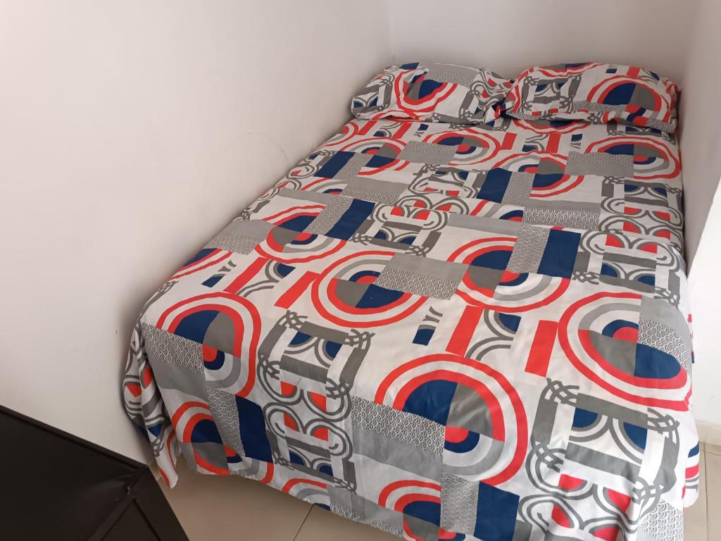 Voodi või voodid majutusasutuse HOSTAL KENNDY toas