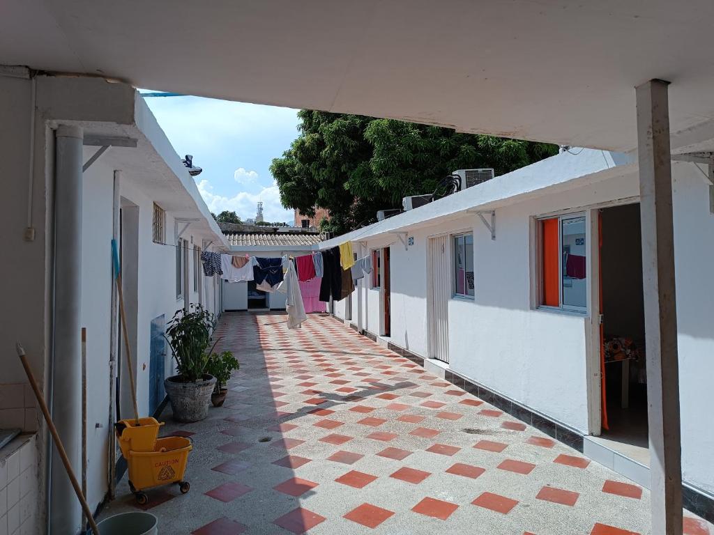eine Gasse mit Kleidung, die zwischen Gebäuden hängt in der Unterkunft HOSTAL KENNDY in Valledupar