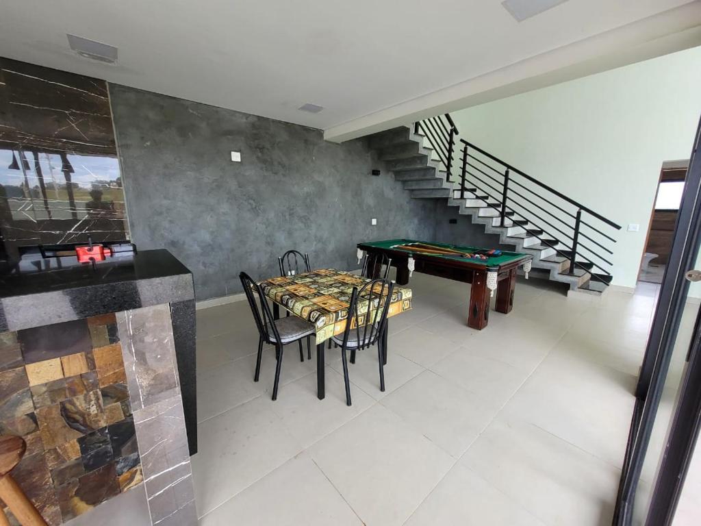 Riviera (TV series) visual data 4