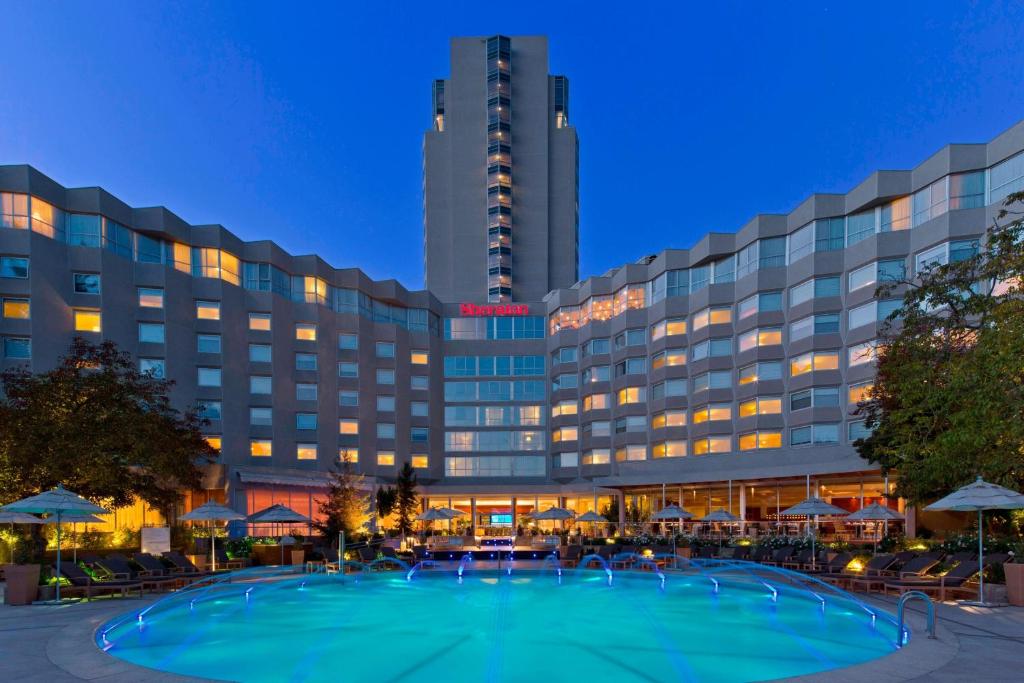 um hotel com piscina à noite em Sheraton Santiago Hotel & Convention Center em Santiago