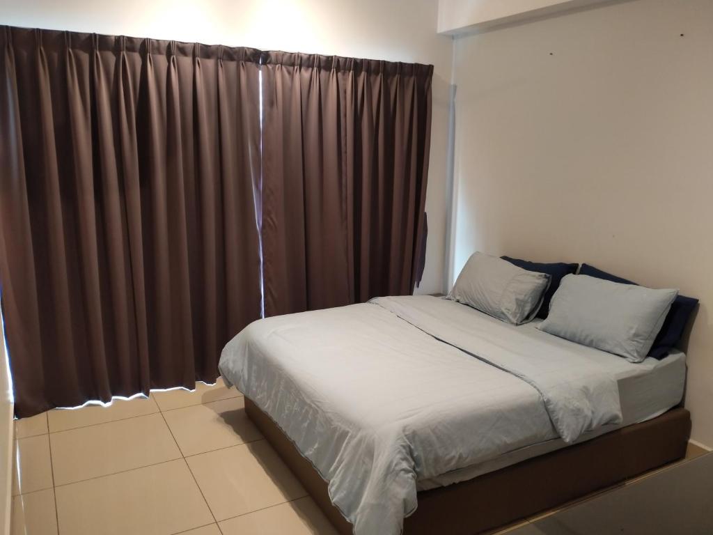 - une chambre avec un lit et une fenêtre avec des rideaux dans l'établissement Hyve Soho Suite - Netflix, à Cyberjaya
