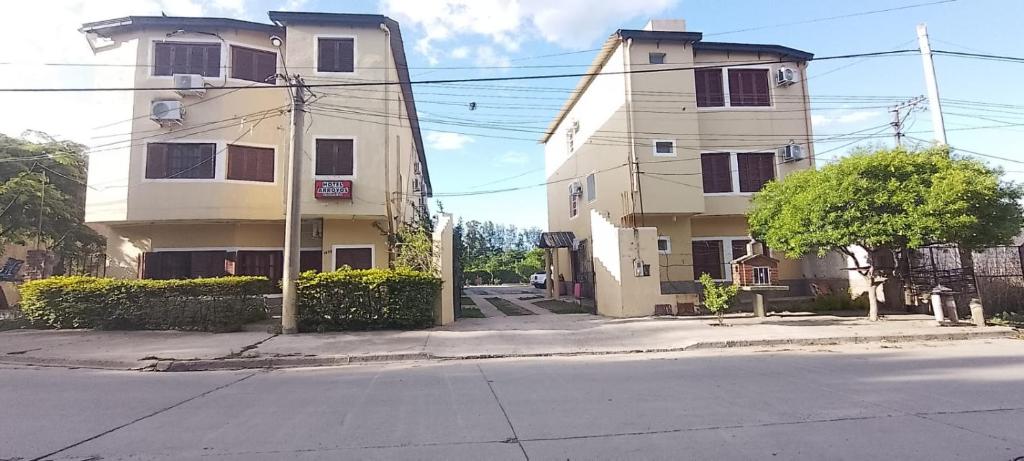 uma rua vazia em frente a dois edifícios altos em Hotel y Departamentos Arroyos em Perico
