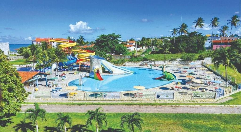 uma imagem de um parque aquático num resort em Beach Hotel Jacuma em Jacumã