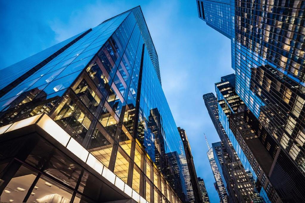 un edificio alto de cristal en una ciudad con edificios altos en Livetour Hotel Kehui Golden Valley Guanzhou, en Guangzhou